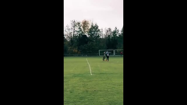 Freistoß-Knaller in den Torwinkel